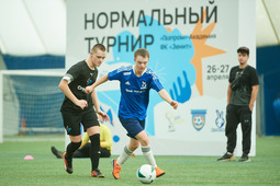 Участники турнира играют в футбол